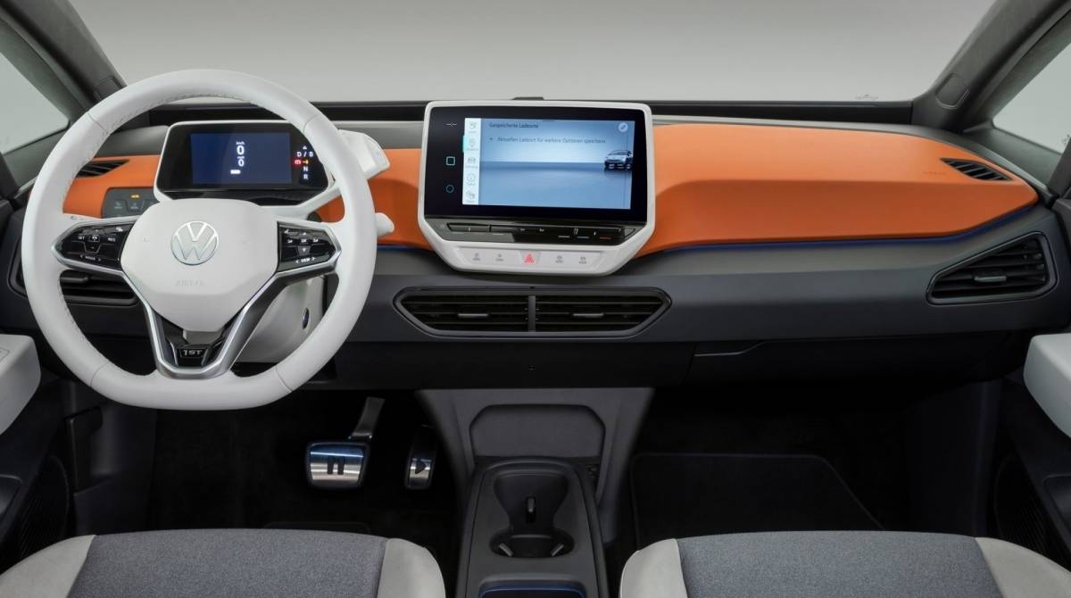 Interior tem painel com acabamento em três níveis e tons diferentes. Central multimídia aparenta ter 10 polegadas - Divulgação