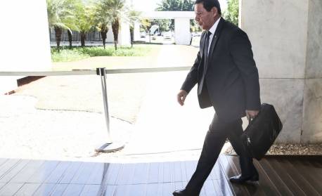 De olho na eleição para o Senado, Mourão avalia filiação ao PP ou Republicanos