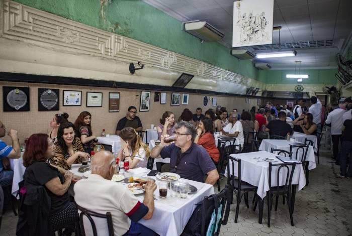 Rua da Carioca teve fila de frequentadores querendo almoçar no Bar Luiz,  após anúncio de fechamento