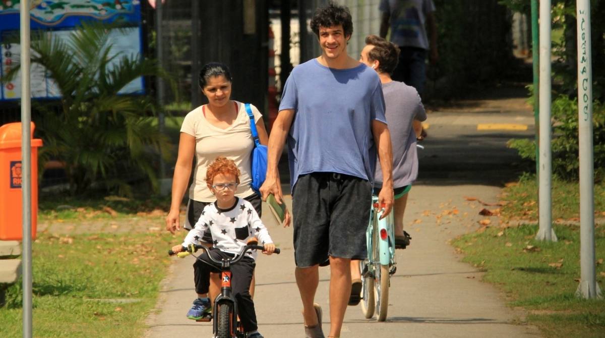 Em clique raro, Mateus Solano aparece com o filho caçula | Fábia Oliveira |  O Dia