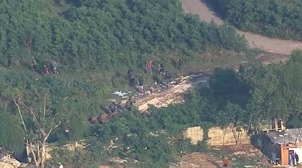 Bandidos fugiram por região de mata da comunidade - Reprodução / TV Globo