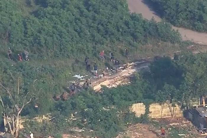 Bandidos fugiram por região de mata da comunidade