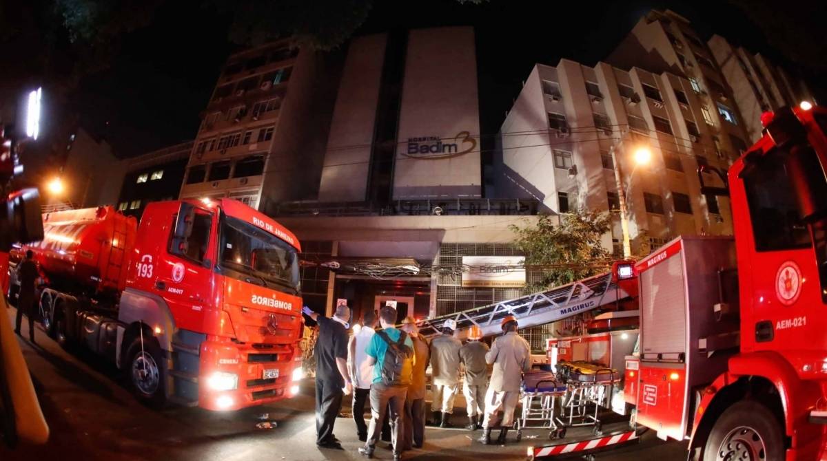 O inc&ecirc;ndio no Hospital Badim foi combatido por equipes de quatro quart&eacute;is do Corpo de Bombeiros
 - Gilvan de Souza / Ag&ecirc;ncia O Dia 