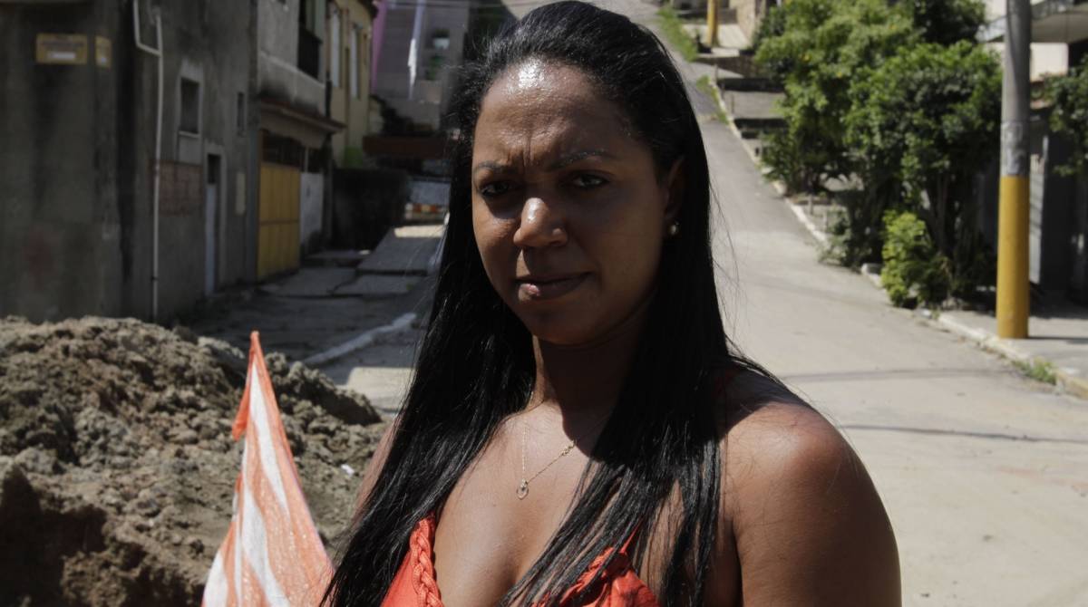 Rio,12/09/2019 - DUQUE DE CAXIAS- Caderno da Baixada, buraco na rua Enock Pinheiro. Na foto, Gladys Ellen .Foto: Cléber Mendes/Agência O Dia