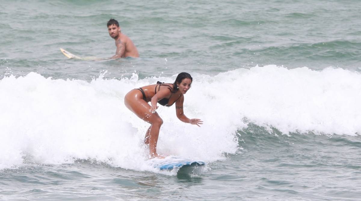 De fio-dental, Carol Nakamura sensualiza em dia de praia e surfe com amigos  | Diversão | O Dia