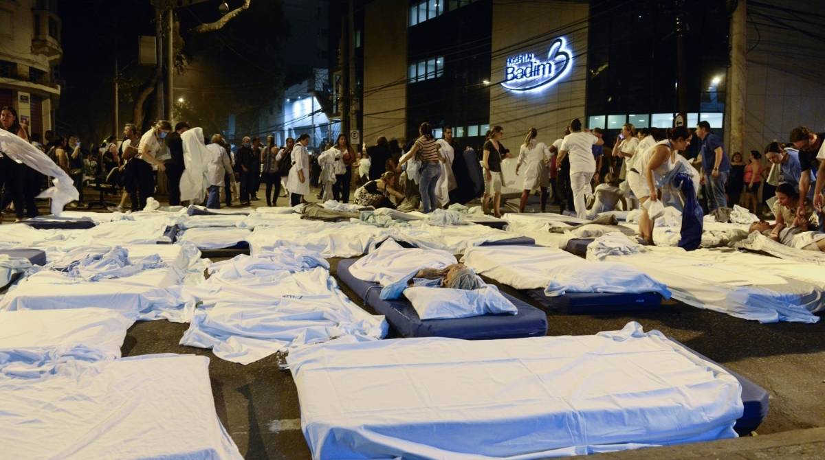 RJ - HOSPITAL/BADIM - INTERNACIONAL - Inc&ecirc;ndio no hospital Badim na Tijuca na Rua S&atilde;o Francisco Xavier pacientes s&atilde;o evacuados, camas chegaram a ser montadas no meio da rua, na noite desta quinta-feira (12) no Rio de Janeiro, RJ. 12/09/2019 - Foto: CELSO PUPO/FOTOARENA/FOTOARENA/ESTAD&Atilde;O CONTE&Uacute;DO