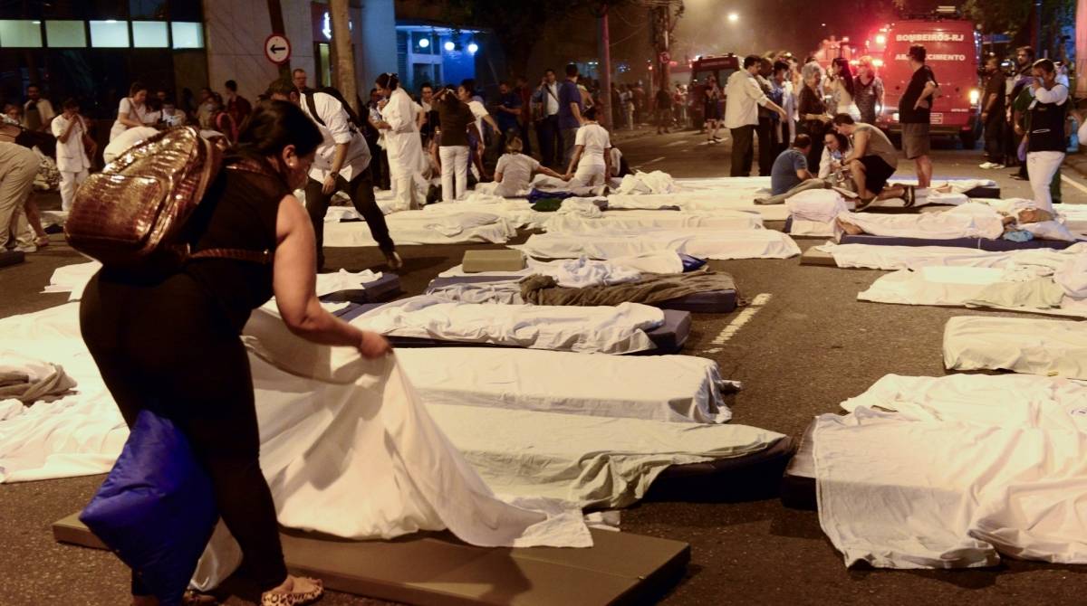 RJ - HOSPITAL/BADIM - INTERNACIONAL - Inc&ecirc;ndio no hospital Badim na Tijuca na Rua S&atilde;o Francisco Xavier pacientes s&atilde;o evacuados, camas chegaram a ser montadas no meio da rua, na noite desta quinta-feira (12) no Rio de Janeiro, RJ. 12/09/2019 - Foto: CELSO PUPO/FOTOARENA/FOTOARENA/ESTAD&Atilde;O CONTE&Uacute;DO