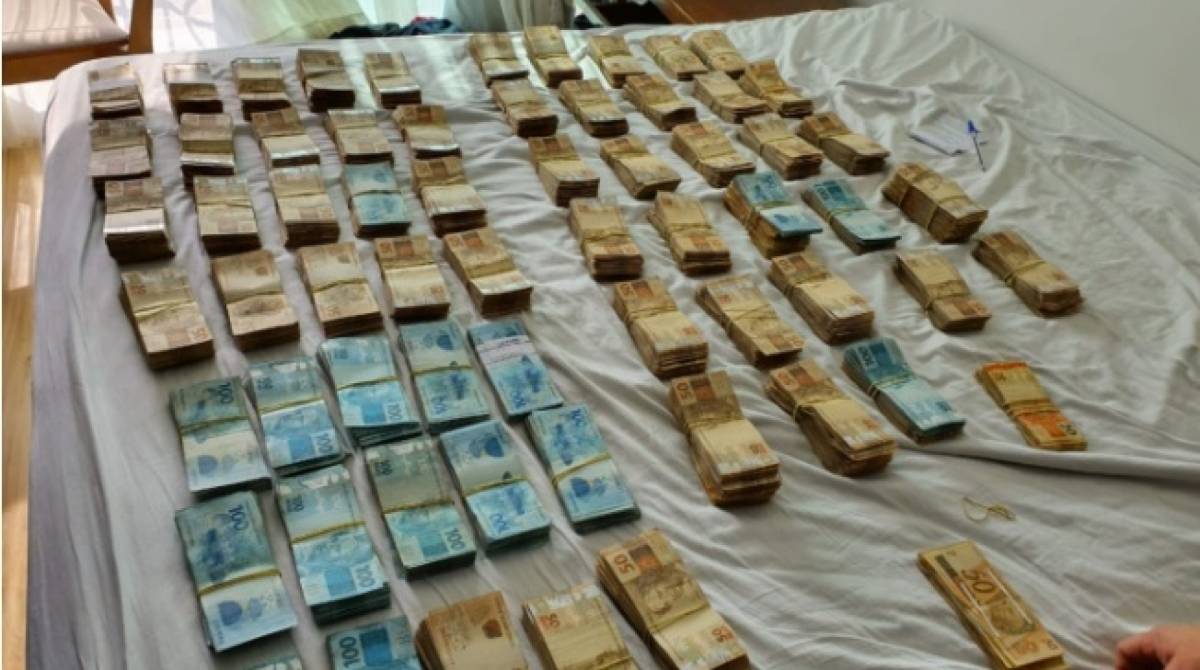 Em Curitiba, policiais encontraram R$ 630 mil no apartamento de luxo de um hacker