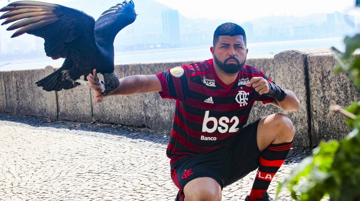 Rio, 12/09/2019  - ESPECIAL  - Torcedor do Flamengo, Jferson e sosia de Gabi Gol conhece o Urubu dometicado no Bairro da Urca. Zona Sul do Rio. Foto: Ricardo Cassiano/Agencia O Dia
