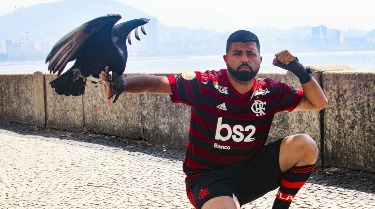 Rio, 12/09/2019  - ESPECIAL  - Torcedor do Flamengo, Jferson e sosia de Gabi Gol conhece o Urubu dometicado no Bairro da Urca. Zona Sul do Rio. Foto: Ricardo Cassiano/Agencia O Dia