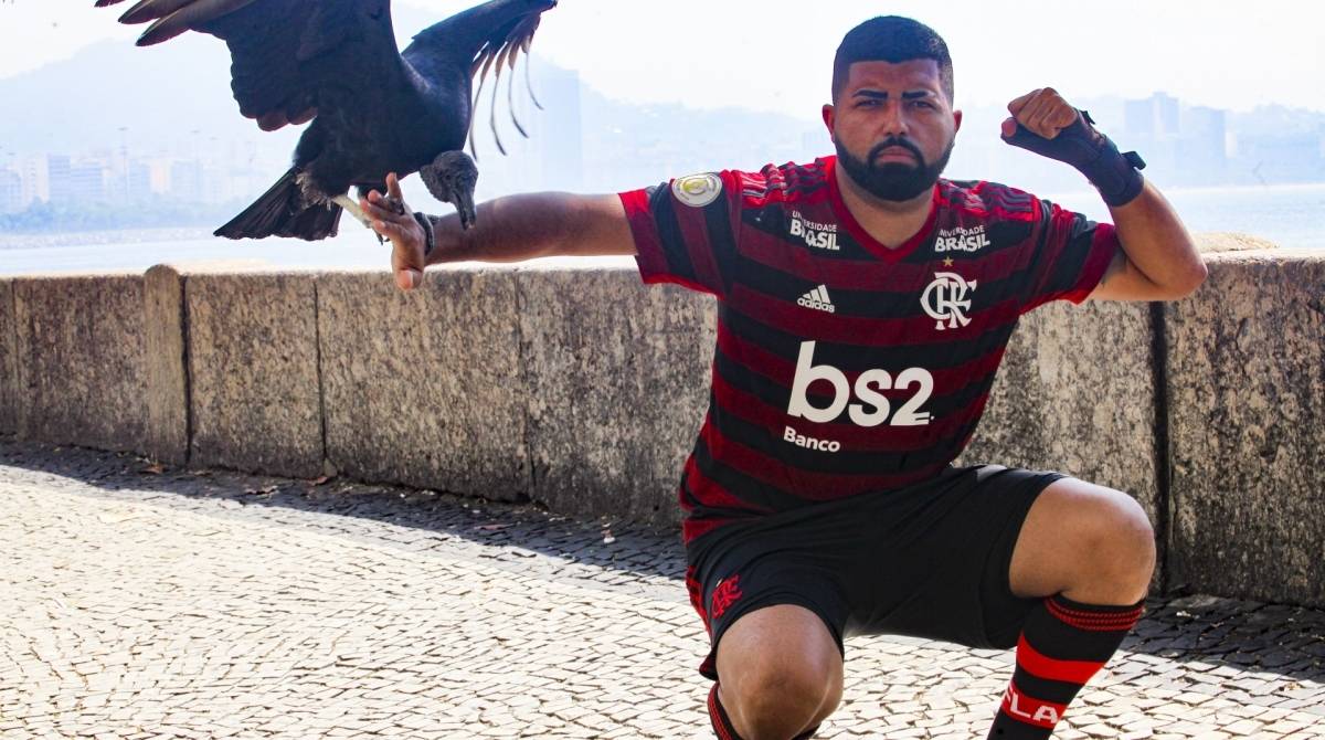 Urubu 'Chico' pousou no bra&ccedil;o de Gabigol para fotos do MEIA HORA - Ricardo Cassiano/Agencia O Dia