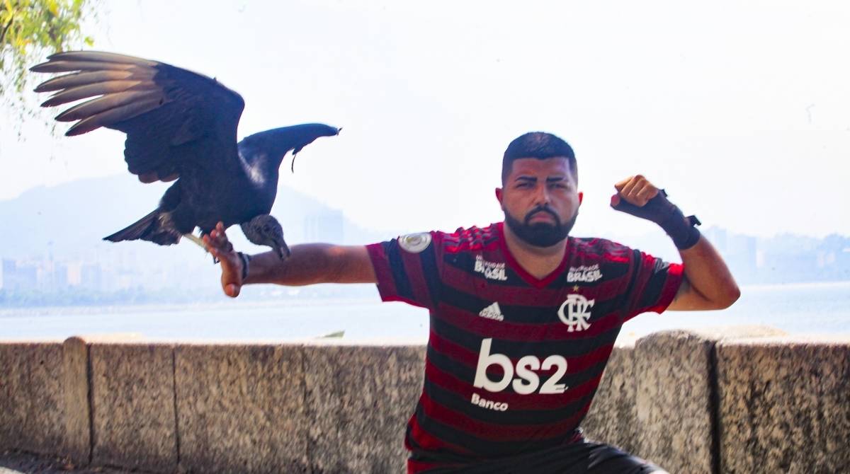 Rio, 12/09/2019  - ESPECIAL  - Torcedor do Flamengo, Jferson e sosia de Gabi Gol conhece o Urubu dometicado no Bairro da Urca. Zona Sul do Rio. Foto: Ricardo Cassiano/Agencia O Dia