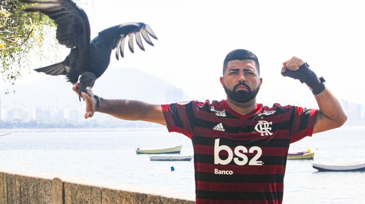 Rio, 12/09/2019  - ESPECIAL  - Torcedor do Flamengo, Jferson e sosia de Gabi Gol conhece o Urubu dometicado no Bairro da Urca. Zona Sul do Rio. Foto: Ricardo Cassiano/Agencia O Dia