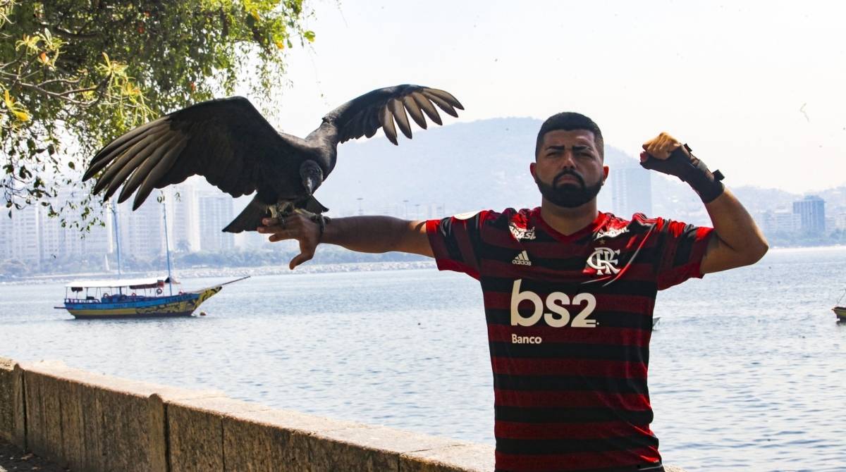 Rio, 12/09/2019  - ESPECIAL  - Torcedor do Flamengo, Jferson e sosia de Gabi Gol conhece o Urubu dometicado no Bairro da Urca. Zona Sul do Rio. Foto: Ricardo Cassiano/Agencia O Dia