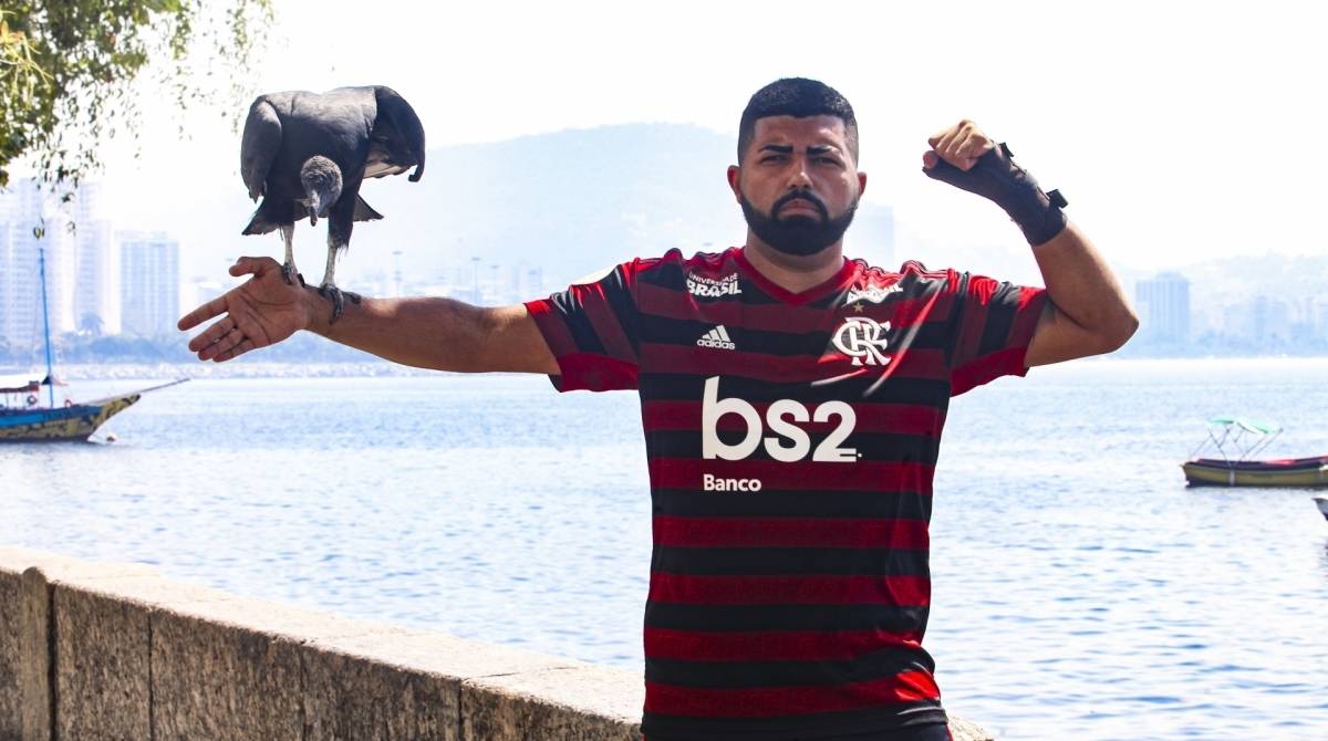 Rio, 12/09/2019  - ESPECIAL  - Torcedor do Flamengo, Jferson e sosia de Gabi Gol conhece o Urubu dometicado no Bairro da Urca. Zona Sul do Rio. Foto: Ricardo Cassiano/Agencia O Dia