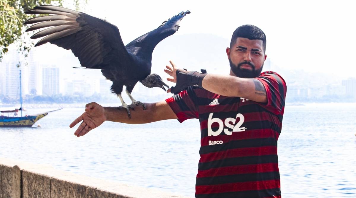 Rio, 12/09/2019  - ESPECIAL  - Torcedor do Flamengo, Jferson e sosia de Gabi Gol conhece o Urubu dometicado no Bairro da Urca. Zona Sul do Rio. Foto: Ricardo Cassiano/Agencia O Dia