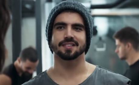 Após boatos, Caio Castro nega ida à Record