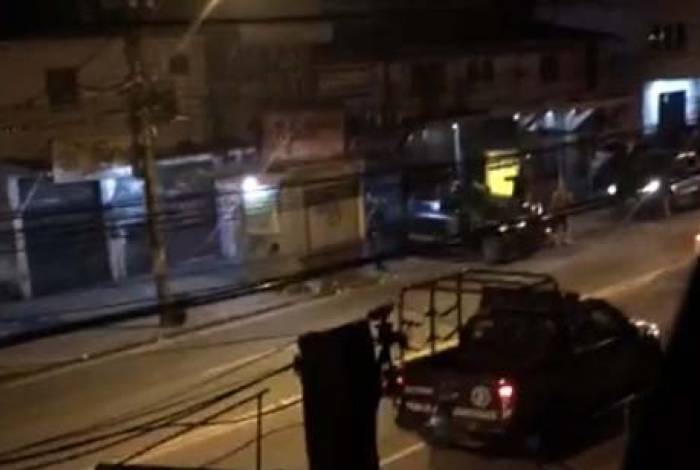 Policiais chegaram à comunidade ainda de madrugada