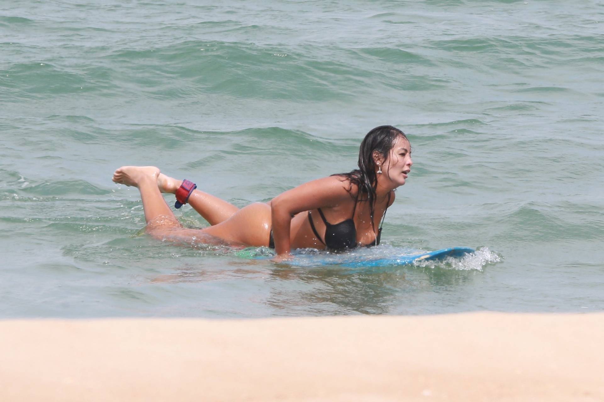 Carol Nakamura sensualiza com micro biquíni em dia de praia e surfe com  amigos Jornal MEIA HORA - Celebridades e TV