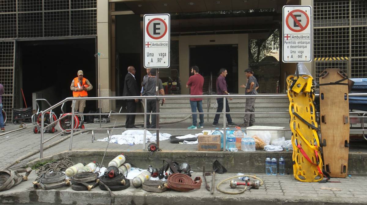 Incêndio no hospital Badin, em Vila Isabel.   Estefan Radovicz / Agência O Dia              CIDADE,RIO,INCÊNDIO,MORTES,HOSPITAL,BADIM
      Byline