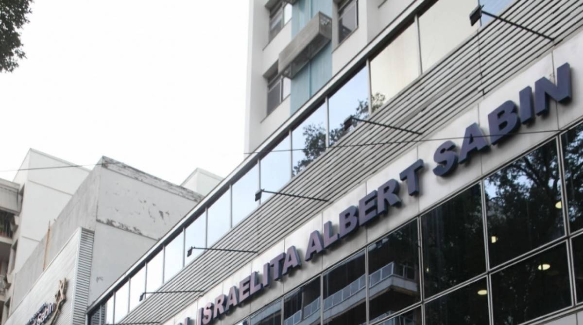 Rio, 13/09/2019  - Incendio no hospital Badim, rabecao remove corpo de Ivone Cardoso de vitima do incendio. Hospital Israelita. Maracana. Zona norte do Rio. Foto: Ricardo Cassiano/Agencia O Dia