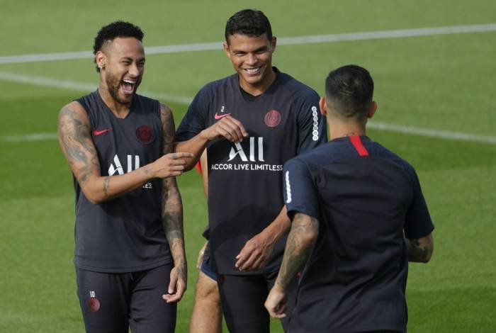 Neymar e Thiago Silva brincam com um companheiro no treino