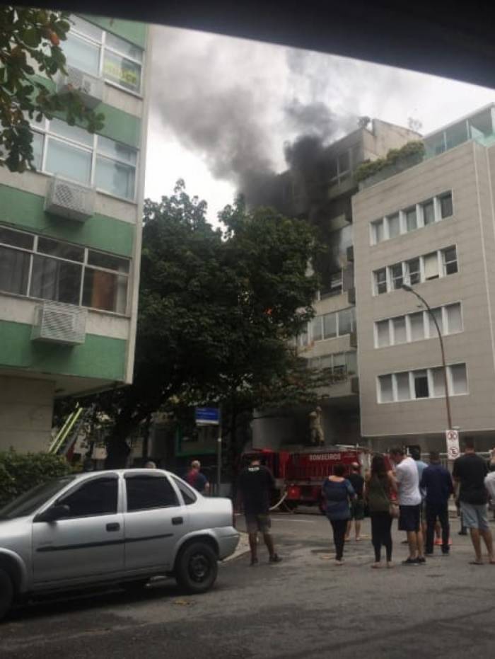 Incêndio atinge terceiro andar de prédio residencial em Ipanema