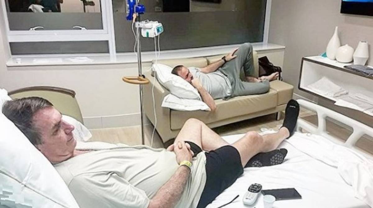 No s&aacute;bado, o vereador do Rio Carlos Bolsonaro publicou foto com o pai: J&aacute; tamb&eacute;m sem o dreno na zona da barriga, assistindo pelada na TV! Tudo indo muito bem!, escreveu - Reprodução