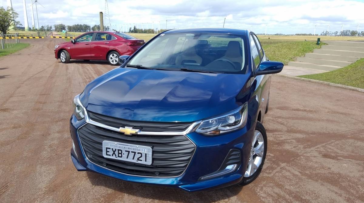 A dianteira da linha Onix conta agora com ujma grade bipartida mais ampla e faróis mais espichados