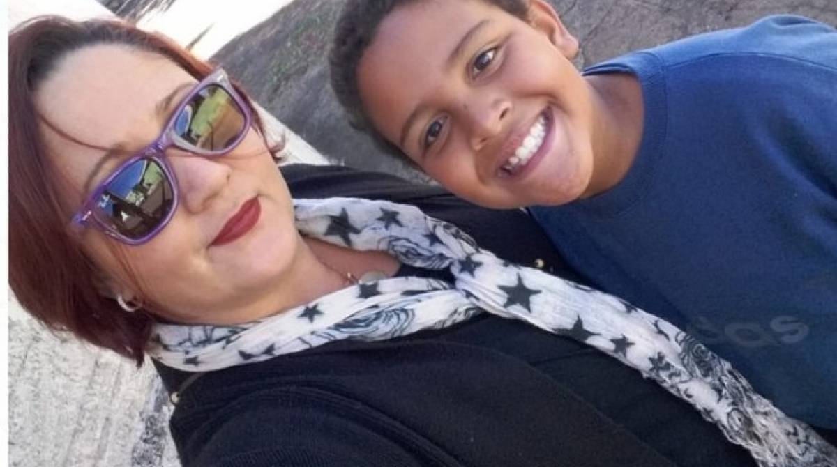 &Eacute;rika Kuasne, 36, enterrou o filho de nove anos neste fim de semana depois de receber, por telefone, uma mensagem do menino se despedindo pouco antes de morrer - Reprodução