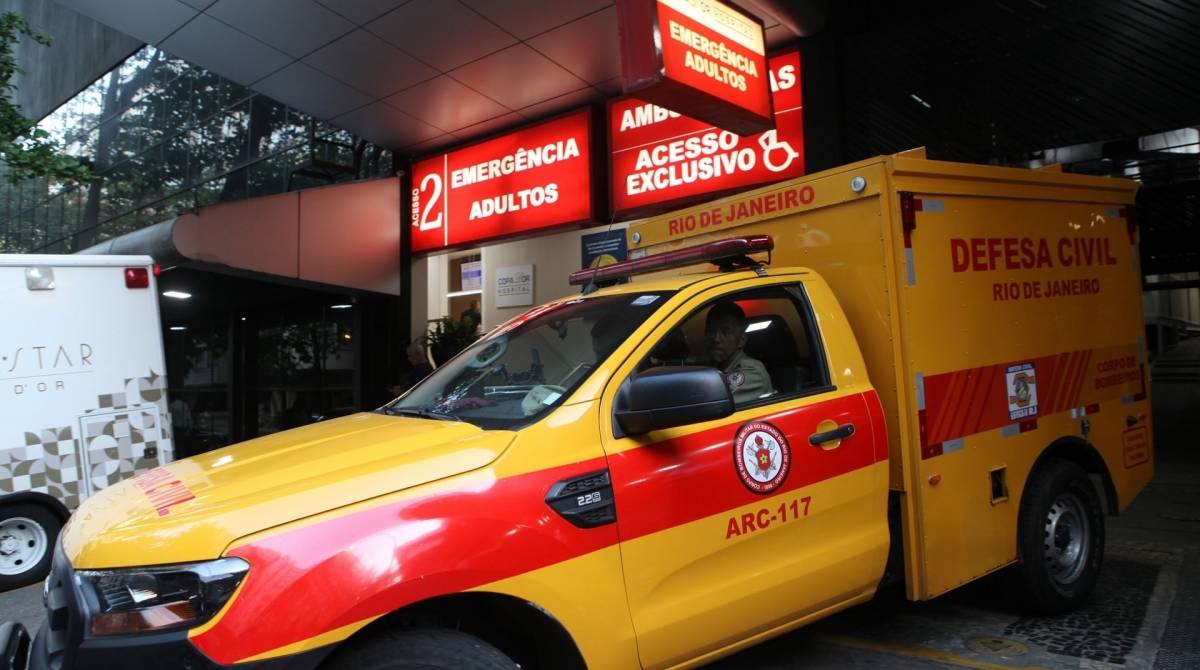 Rio, 16/09/2019  - Incendio no hospital Badim, carro da defesa civil remove o corpo da 12 vitima, Iolandina Gaspar.  Copa Dor, Copacabana  Zona sul do Rio. Foto: Ricardo Cassiano/Agencia O Dia - Ricardo Cassiano/Agencia O Dia