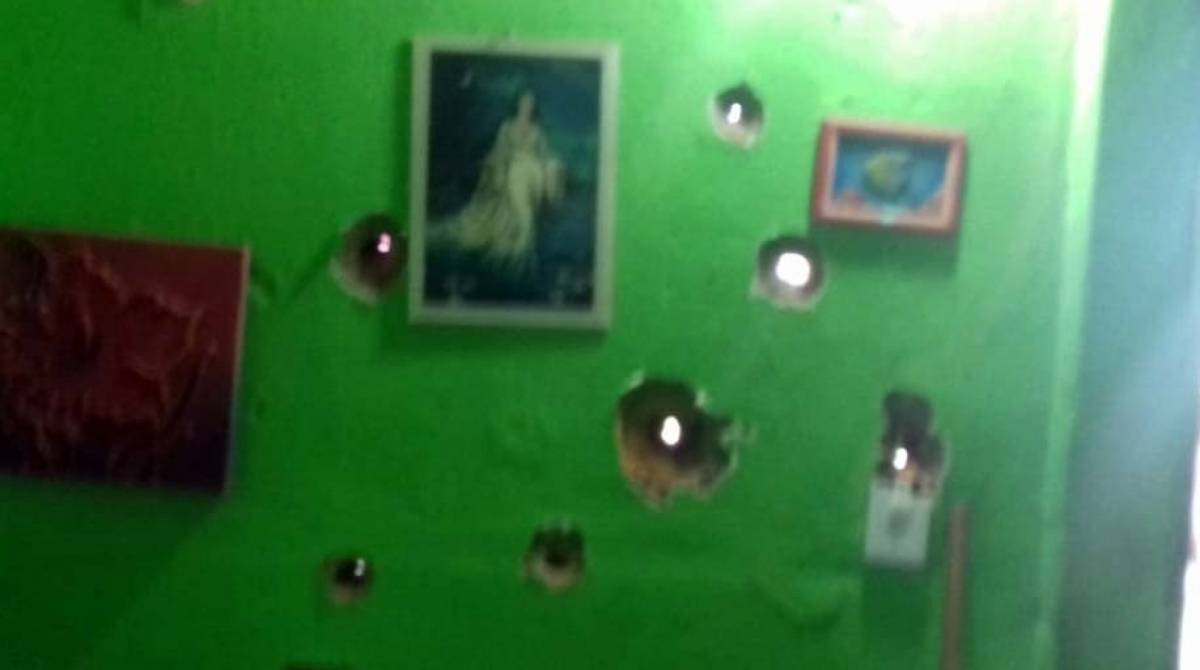 Parede de uma casa ficou com diversas perfurações de balas - WhatsApp O DIA (21) 98762-8248