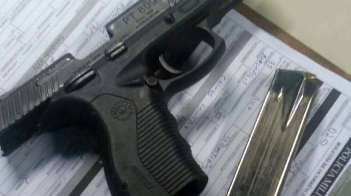 A pistola que estava com o criminoso