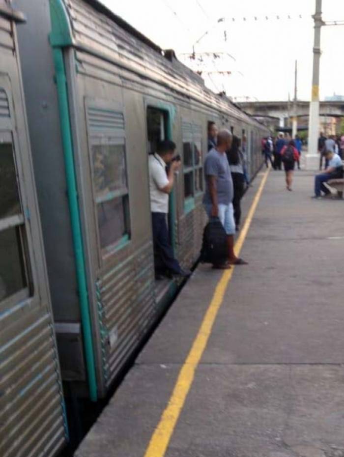 Passageiros do ramal de Belford Roxo tiveram que aguardar a ordem para a circulação de trens na região