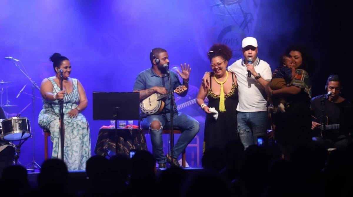 Arlindinho Cruz faz show em homenagem ao pai 