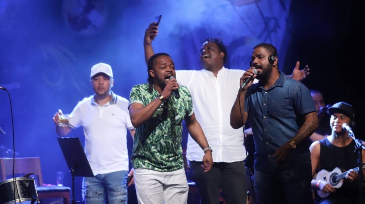 Arlindinho Cruz faz show em homenagem ao pai 