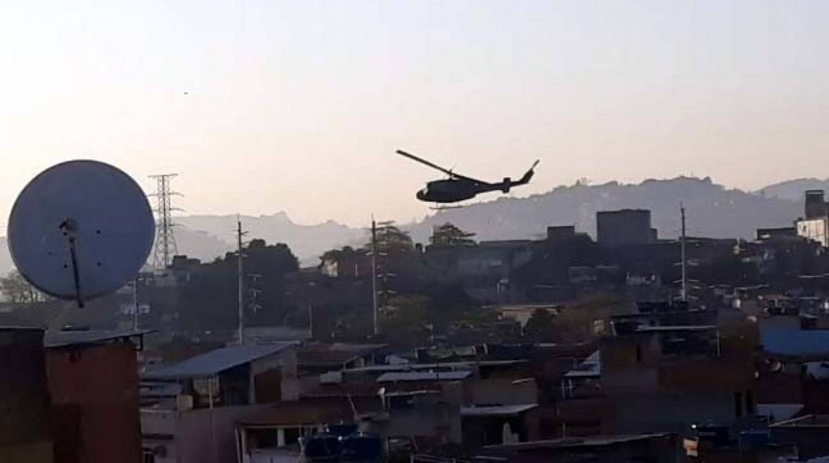 Um helicóptero da Polícia Civil participa da operação na região - Reprodução / Internet