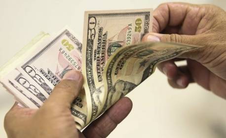 Dólar cai com início de vacinação contra covid-19 nos EUA