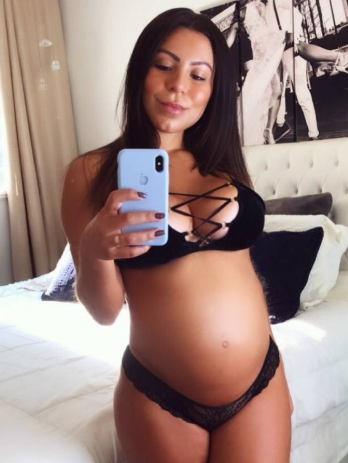 Andressa Ferreira mostra barrigão de gravidez
