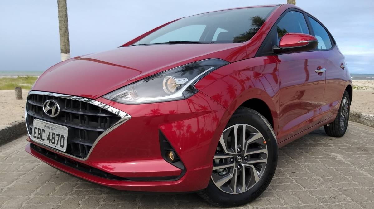 O porta-malas da versão hatch tem boa capacidade de 300 litros. O sedã ganhou mais 25 litros de dimensão, passando de 450 a 475 litros - Lucas Cardoso