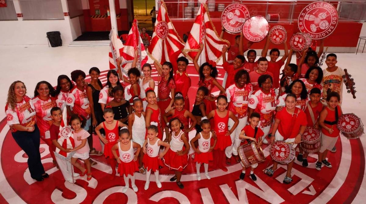 Com o projeto social 'Salgueirar vem de criança', a escola da Tijuca atende 500 crianças de 5 a 17 anos em aulas como balé e percussão - fotos de Gilvan de Souza