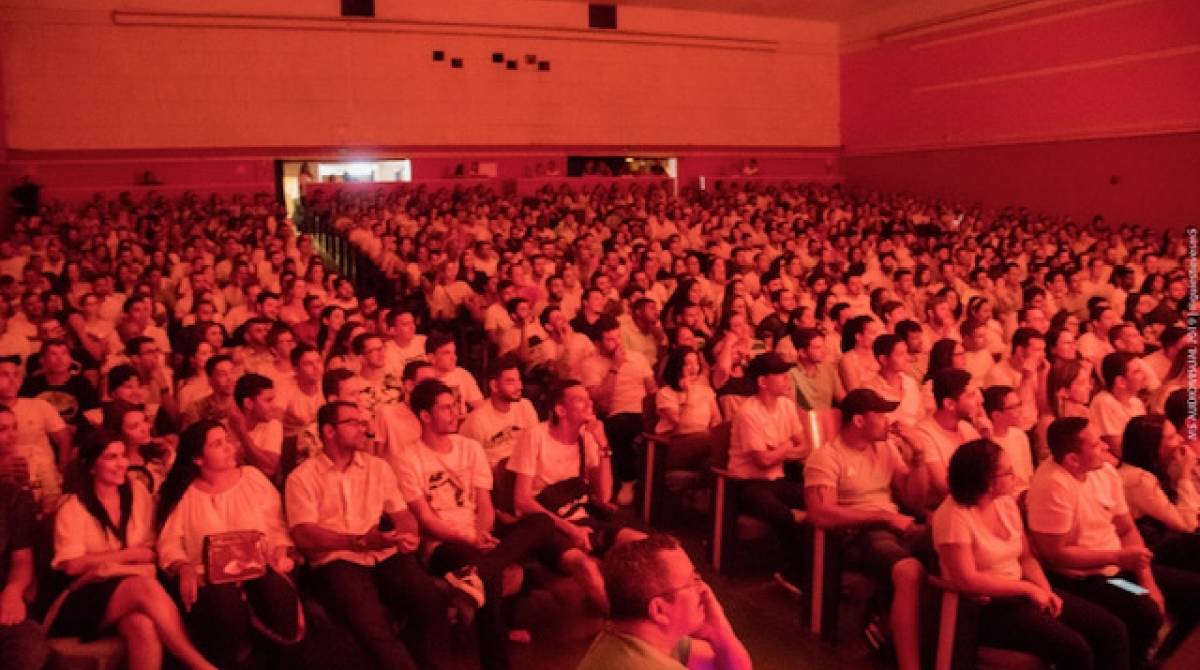 LÃ©o Lins faz piada sobre Bolsonaro em show na cidade que censurou Gustavo Mendes