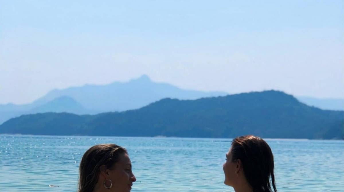 Isis Valverde se diverte com amiga na praia