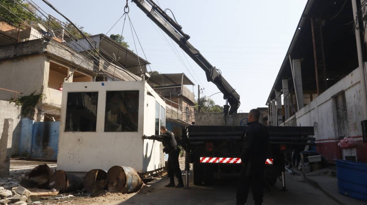 Rio de Janeiro - RJ  - 18/09/2019 - Operação Policial Complexo do Alemão - na foto, policiais retiram cabine na Rua Canita - foto: Reginaldo Pimenta/Agência O Dia