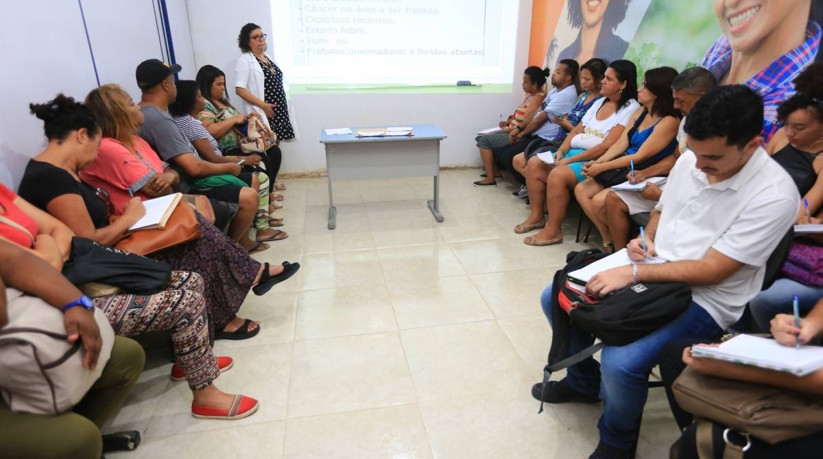 A fisioterapeuta Cláudia Hosana passa conhecimentos teóricos aos alunos