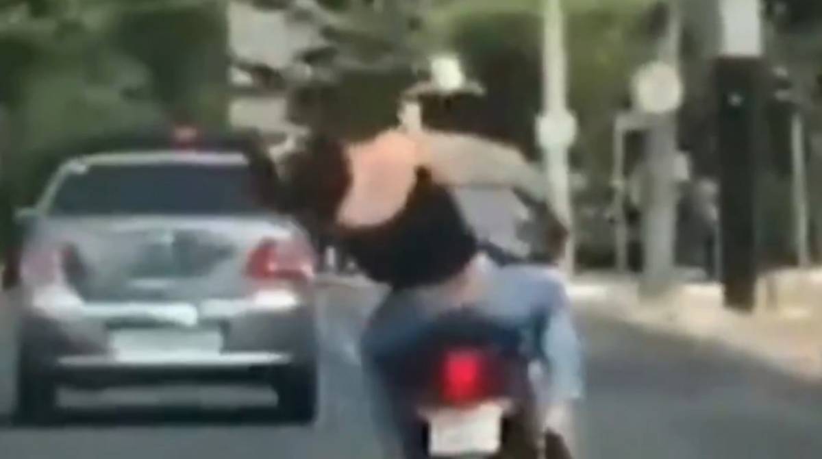 Casal é flagrado trocando socos em cima de moto no meio da rua - Reprodução de vídeo