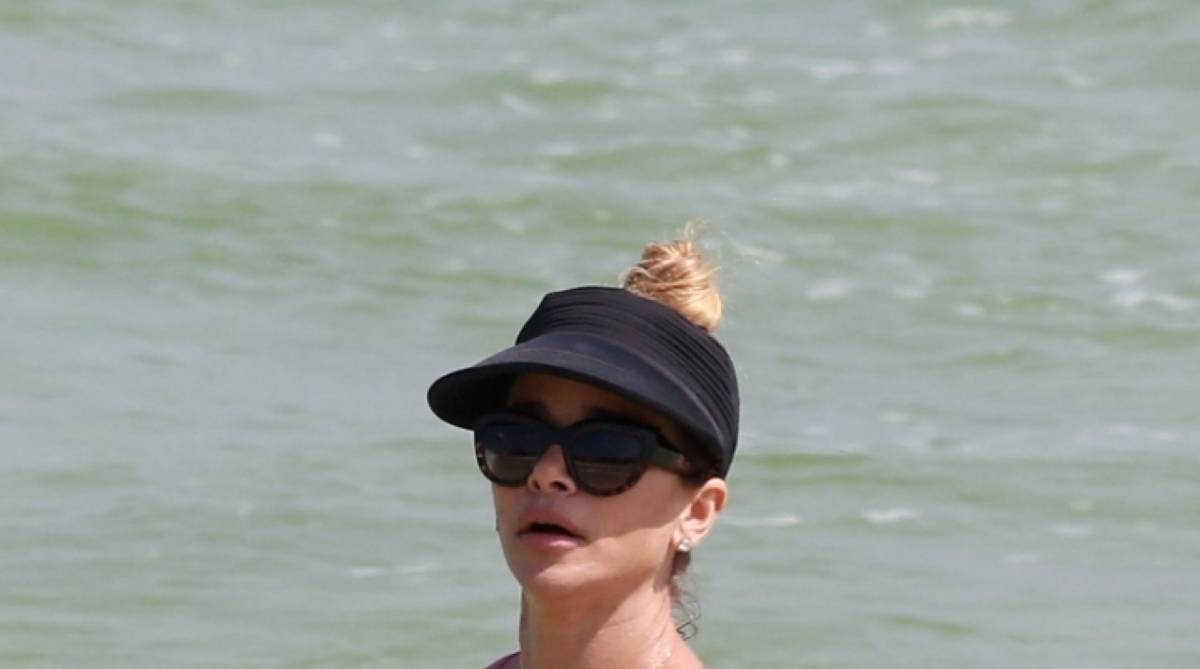 Dany Bananinha curte dia de sol na Praia da Barra da Tijuca, na Zona Oeste do Rio