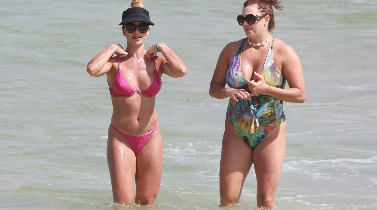 Dany Bananinha curte dia de sol na Praia da Barra da Tijuca, na Zona Oeste do Rio