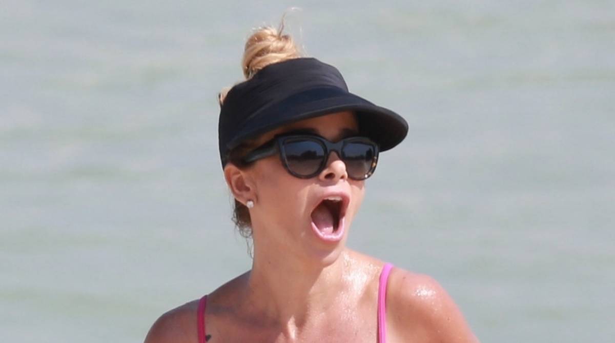 Dany Bananinha curte dia de sol na Praia da Barra da Tijuca, na Zona Oeste do Rio