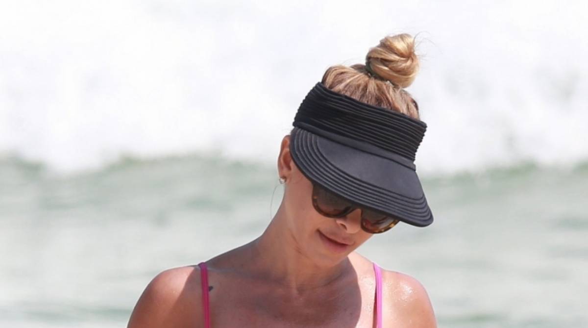 Dany Bananinha curte dia de sol na Praia da Barra da Tijuca, na Zona Oeste do Rio